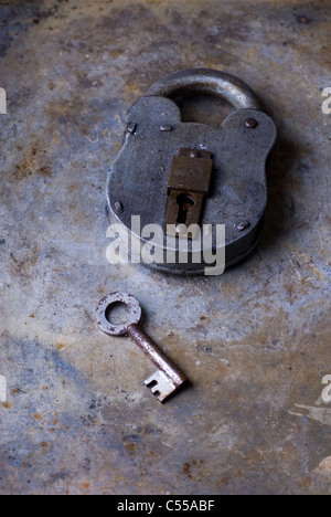 Ancien cadenas avec une clé Banque D'Images