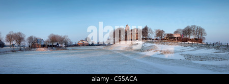 Les Pays-Bas, Hogebeintum, vue panoramique de l'église le monticule. La neige. Banque D'Images