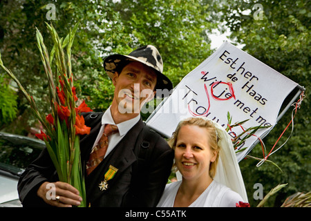 Les Pays-Bas, Nijmegen. Les Marches de Nimègue à pied. Man asking copine pour se marier. Banque D'Images