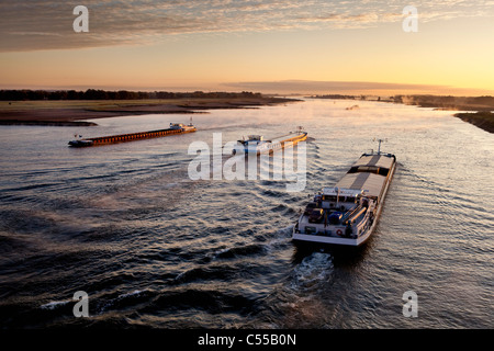 Les Pays-Bas, Nijmegen, bateaux cargo sur la rivière Waal. Le lever du soleil. Banque D'Images