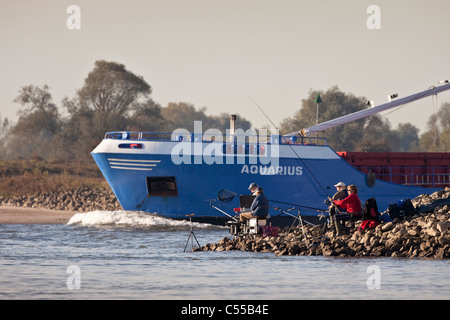 Les Pays-Bas, Nijmegen, cargo sur la rivière Waal. Les pêcheurs. Banque D'Images