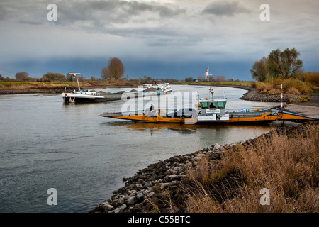 Les Pays-Bas, près de Doesburg, Cargo et ferry sur la rivière IJssel. Banque D'Images