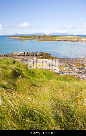 En regardant vers les îles de Eigg et le Rhum de la plage à proximité de Traigh Portnaluchaig;Arisaig;Ecosse Banque D'Images