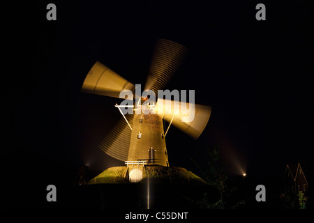 Les Pays-Bas, Bredevoort, Moulin de nuit déménagement en projecteur. Banque D'Images