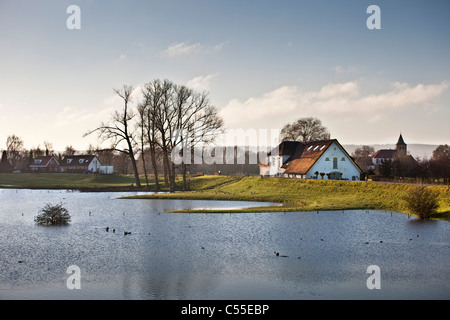 Les Pays-Bas, près de Nimègue, haut niveau d'eau de rivière appelée digue de Waal. Banque D'Images