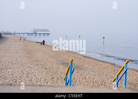 Début de journée de printemps sur la plage Cleethorpes, South Humberside, Royaume-Uni Banque D'Images