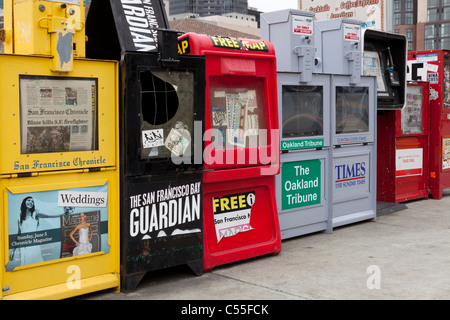 Journaux gratuits dans les distributeurs automatiques de la baie de San Francisco California USA Banque D'Images