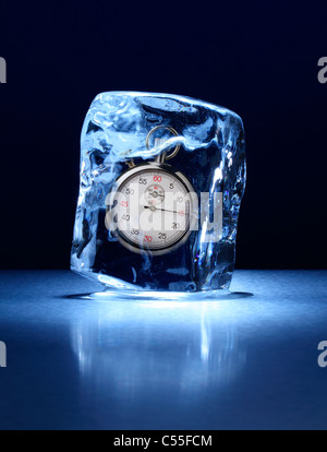 Gros bloc de glace avec un chronomètre frozen inside Banque D'Images