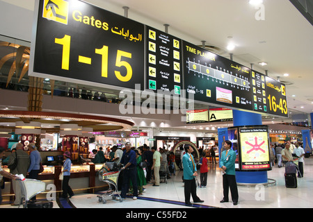 Les départs de l'Aéroport International de Dubaï duty free Banque D'Images