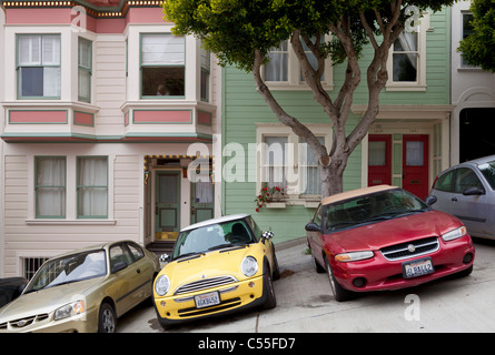Voitures garées sur une rue en pente à San Francisco California USA Banque D'Images