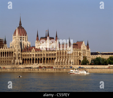 La Hongrie, Badapest, chambres du Parlement vu à travers Danube Banque D'Images