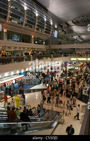 Les départs de l'Aéroport International de Dubaï duty free Banque D'Images