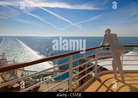 Sculpture sur le pont supérieur d'un paquebot de croisière de la mer Baltique, l'Azura Banque D'Images