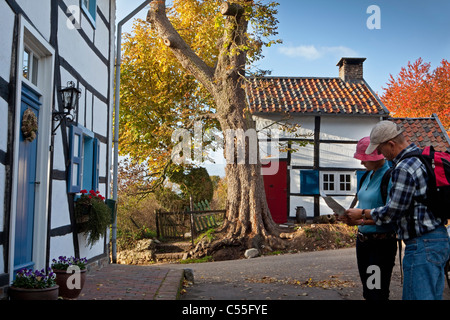 Les Pays-Bas, Epen, bâti des maisons. Les touristes à la recherche à la carte Banque D'Images