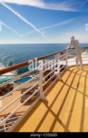 Sculpture sur le pont supérieur d'un paquebot de croisière de la mer Baltique, l'Azura 3 Banque D'Images