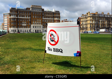 Pas de BBQ barbecue signe sur les pelouses de Hove Brighton UK Banque D'Images