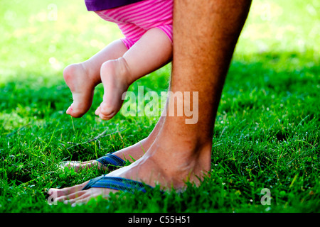 L'homme avec sa fille dans un parc, Traverse City, comté de Grand Traverse, Michigan, USA Banque D'Images