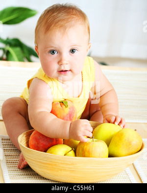 Petit bébé choisir les fruits, closeup portrait, concept de soins de santé et de nutrition de l'enfant en bonne santé Banque D'Images