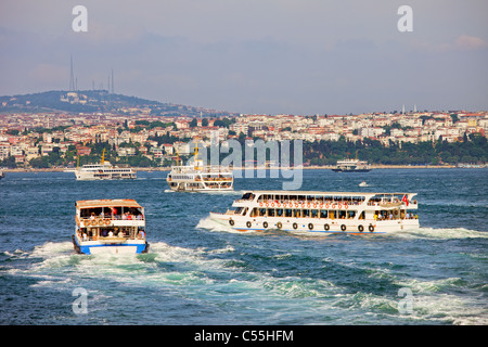 Bateaux à passagers sur le détroit du Bosphore avec vue sur la rive asiatique d'Istanbul, Turquie Banque D'Images