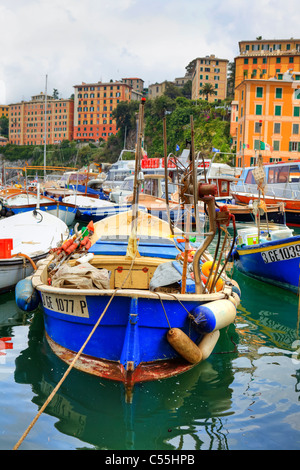 Bateau de pêche dans le vieux port de la ville en Ligurie Camogli Banque D'Images