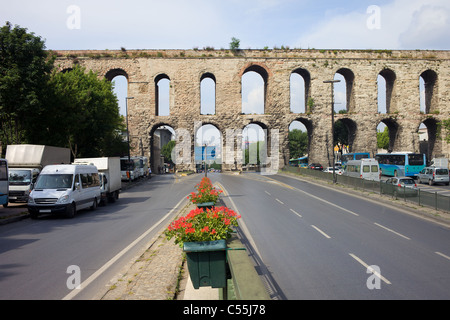 L'Aqueduc de Valens (en turc : Bozdogan Kemeri) l'architecture romaine à Istanbul, Turquie Banque D'Images