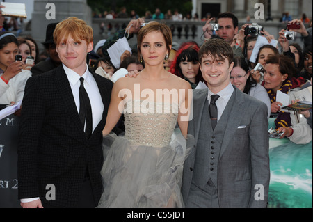 RUPERT GRINT EMMA WATSON & Daniel Radcliffe HARRY POTTER ET LES RELIQUES - PARTIE 2 - PREMIÈRE MONDIALE TRAFALGAR SQUARE LO Banque D'Images