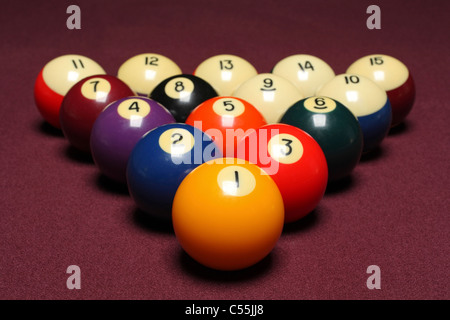 Quinze boules disposées en triangle sur table de billard Banque D'Images