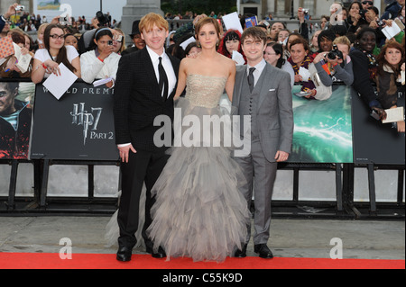 RUPERT GRINT EMMA WATSON & Daniel Radcliffe HARRY POTTER ET LES RELIQUES - PARTIE 2 - PREMIÈRE MONDIALE TRAFALGAR SQUARE LO Banque D'Images