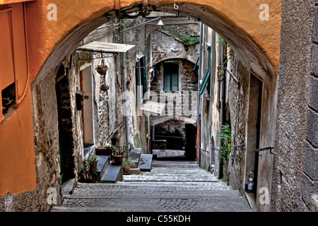 Ville médiévale de Taggia Liguria, Italie, avec de nombreuses rues tortueuses Banque D'Images