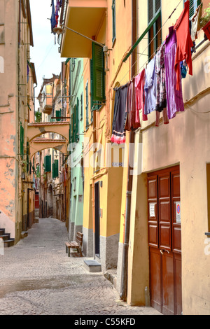 Ville médiévale de Taggia Liguria, Italie, avec de nombreuses rues tortueuses Banque D'Images