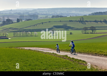 Les Pays-Bas, Gulpen. Les cyclistes, père et fils, en prenant part à des tourversion Amstel Gold Race 2010 Banque D'Images