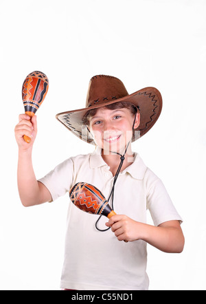 La jeune fille brune dans un chapeau mexicain avec les maracas sur fond blanc Banque D'Images