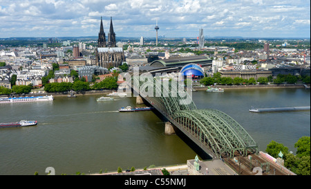 Vue sur l'horizon de la ville de Cologne avec pont Hohenzollern traversant le Rhin et l'Allemagne ou la cathédrale Dom historique Banque D'Images