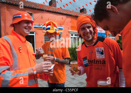 Les Pays-Bas, Goirle, décorée d'Orange Street Irene Straat. La célébration de la victoire sur le Japon pendant la Coupe de Monde de Football 2010. Banque D'Images