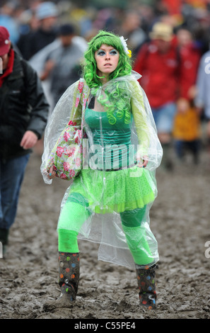 Une fille dans la boue au festival de Glastonbury 2011 Banque D'Images