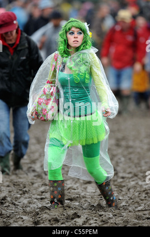 Une fille dans la boue au festival de Glastonbury 2011 Banque D'Images