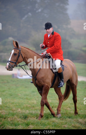 Bénéficiant d'un chasseur un étrier tasse à la 150e anniversaire de la réunion de recherche de Cotswold Spoonley ferme près de Winchcombe, Gloucestershi Banque D'Images