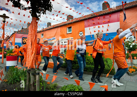 Les Pays-Bas, Goirle, décorée d'Orange Street Irene Straat. La célébration de la victoire sur le Japon pendant la Coupe de Monde de Football 2010. Banque D'Images