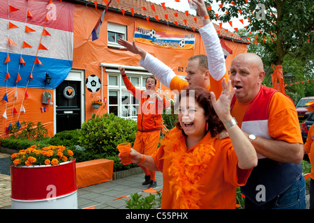 Les Pays-Bas, Goirle, décorée d'Orange Street Irene Straat. La célébration de la victoire sur le Japon pendant la Coupe de Monde de Football 2010. Banque D'Images