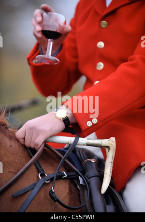 Un chasseur traditionnel jouissant de la coupe de l'étrier lors d'une réunion de recherche de Cotswold à Spoonley ferme près de Winchcombe, Gloucestershire Nov Banque D'Images