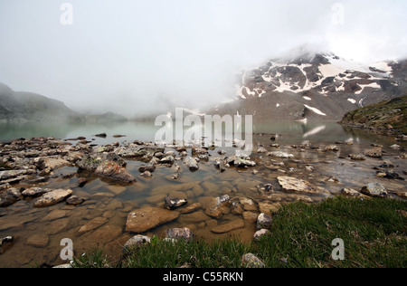 Lac de montagne Siltransu avec des pierres dans l'eau transparente. Pierres, Haze, des rochers. Montagnes du Caucase. La Kabardino-balkarie. La Russie. Banque D'Images