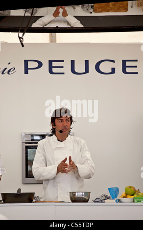 Le célèbre chef français Jean Christophe Novelli faisant une démonstration culinaire à l'goût d'Édimbourg 2011 événement au Meadows Banque D'Images
