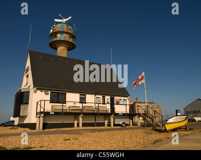 Station de sauvetage de la RNLI et tour de garde-côtes Calshot Spit Hampshire England UK Banque D'Images