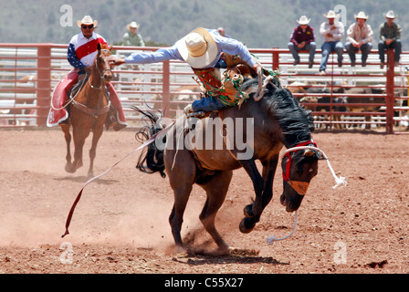 Concurrent dans l'événement à theAnnual gnormous équitation rodéo indien tenue à Mescalero, Nouveau Mexique. Banque D'Images