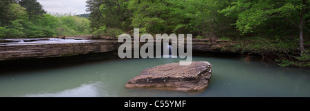 Dans un Rock Creek, Haw Creek, Haw Creek Falls, monts Ozark, Ozark National Forest, North Carolina, USA Banque D'Images