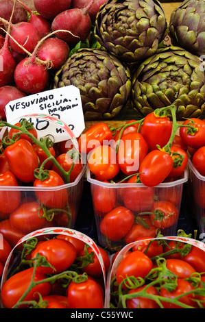 Les tomates et les artichauts sur l'affichage à un marché de rue. Bolzano, Italie. La cuisine méditerranéenne traditionnelle. Banque D'Images