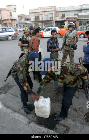 Entraînement avec l'élite de l'unité d'appui de la police irakienne et de la Police militaire, à Bassora, au sud de l'Iraq, le Moyen-Orient Banque D'Images