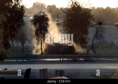 Reste de nous couvant Personnel Carrier endommagé par Roquette près de la ville de Bagdad, Iraq, Middle East Banque D'Images