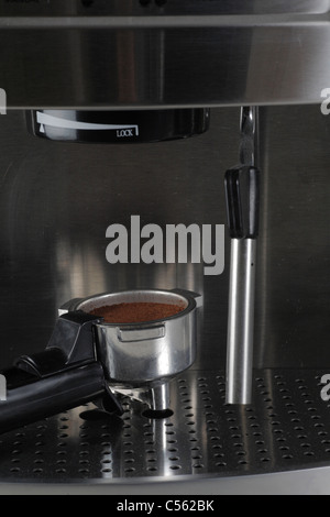 Portafiltro portafilter ou d'accueil l'expresso expresso bouilloire remplie de café fraîchement moulu et l'émulsionneur à lait baguette à vapeur Banque D'Images