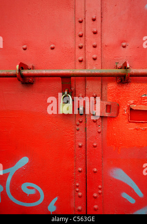 Close up de porte en métal rouge Banque D'Images